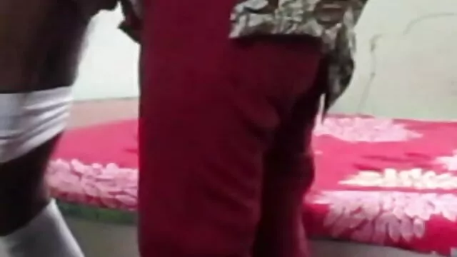 がっしりした体格のパパルークPiersolは、キャンプ旅行にオフに設定します 女の子 の 為 の av 動画