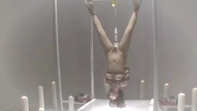 喫煙フェチ：喫煙しながらキュウリで振動する熱い熟女 エッチ 動画 女の子 用