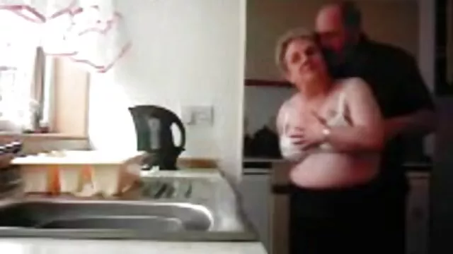 二つのいたずらなレズビアン、六十から九の位置。 女の子 の ため の エッチ な 動画